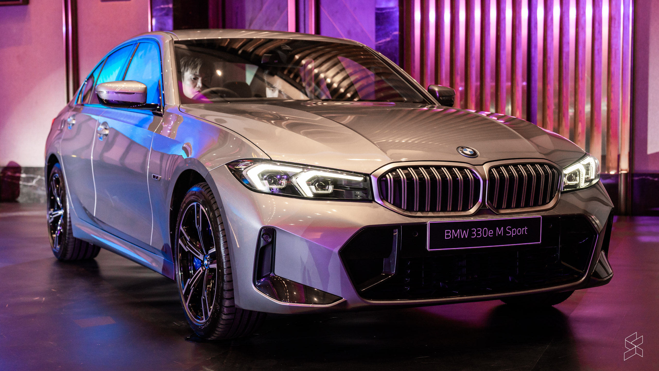 BMW 330e M Sport berwarna putih dipamerkan di ruang pameran. Foto ilustrasi, bukan pengesahan ketersediaan armada.
